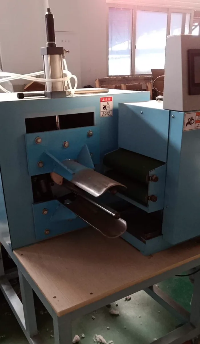 Automatic roll packing machine for fleece blankets